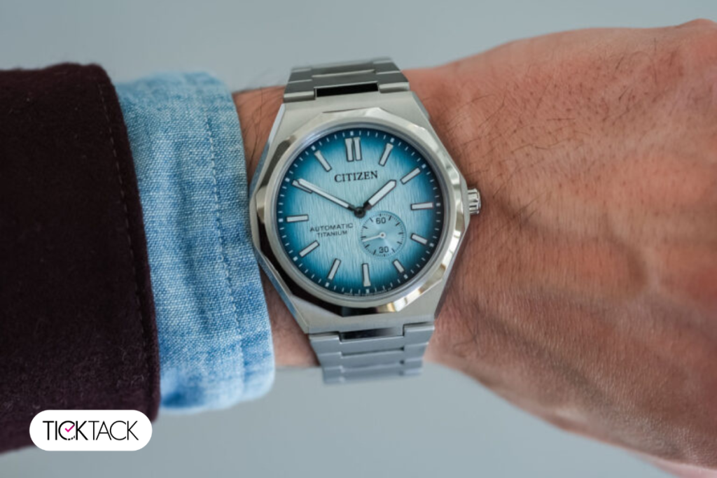 ساعت سیتیزن زنشین ۶۰ صفحه آبی روشن روی دست | تیک تاک گالری