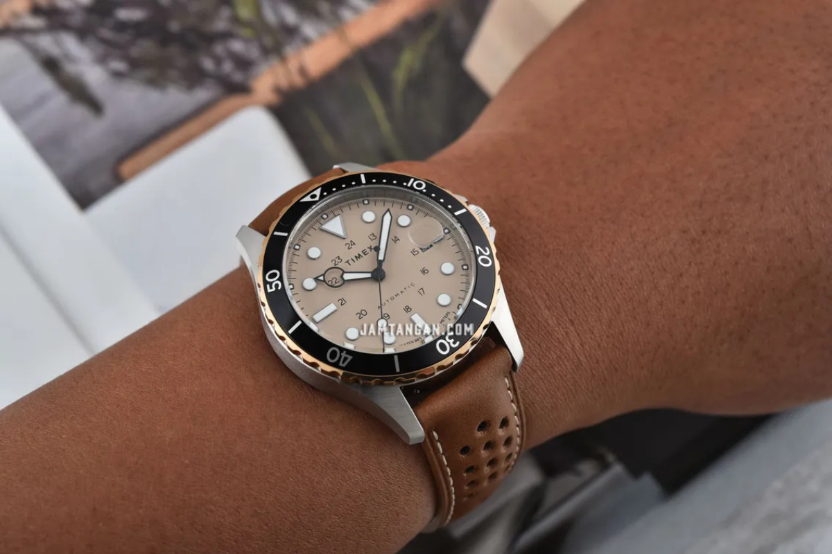 ساعت تایمکس بند چرمی روی دست